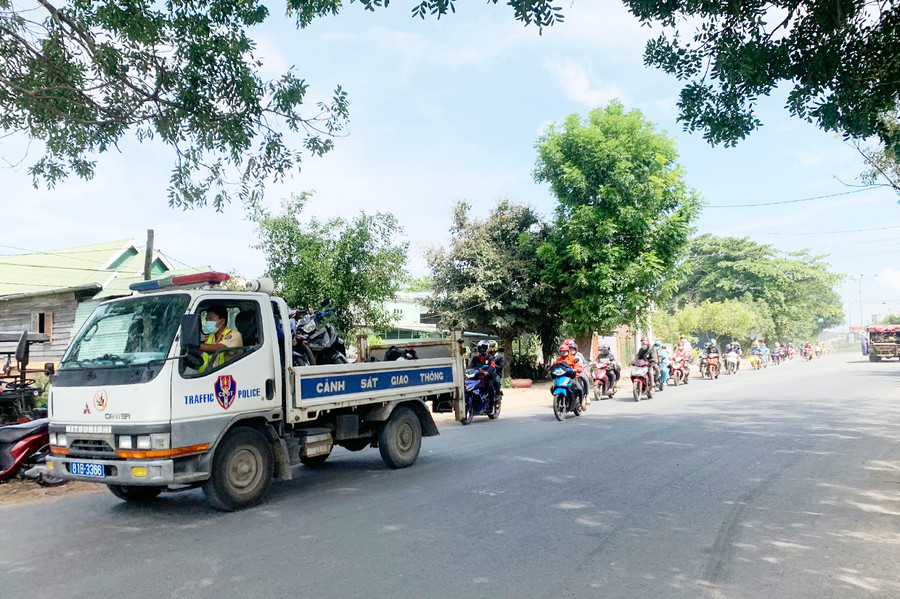 Công an thị xã Ayun Pa dẫn đường cho người dân từ vùng dịch trở về tỉnh qua chốt tỉnh lộ 668 để về huyện Krông Pa. Ảnh: Vũ Chi Công an thị xã Ayun Pa dẫn đường cho người dân từ vùng dịch trở về tỉnh qua chốt tỉnh lộ 668 để về huyện Krông Pa. Ảnh: Vũ Chi