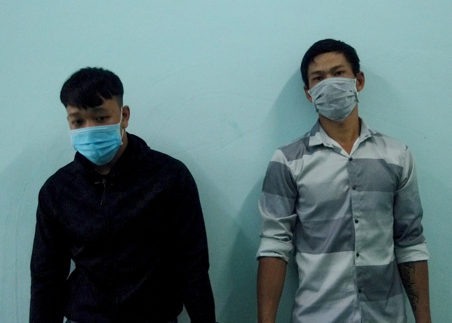  Trương Quốc Khánh (áo đen) và Võ Trung Bình tại cơ quan Công an. 