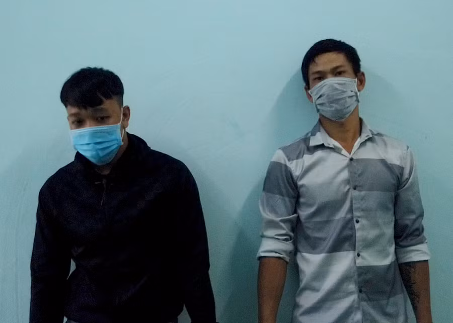  Trương Quốc Khánh (áo đen) và Võ Trung Bình tại cơ quan Công an. 