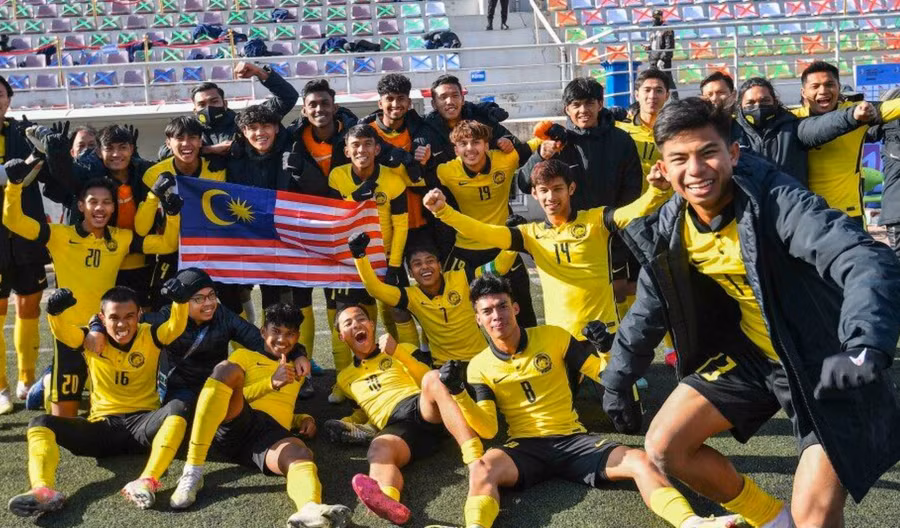 NIềm vui của U.23 Malaysia khi giành ngôi nhất bảng lọt vào vòng chung kết. Ảnh: AFC