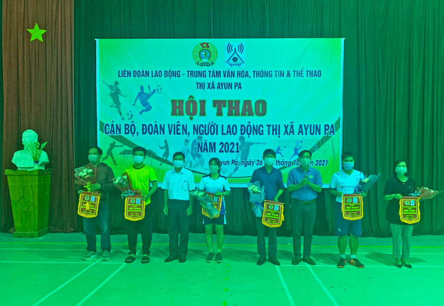 Ban tổ chức trao cờ lưu niệm cho đại diện các cụm thi đua tham gia Hội thao.Ảnh.Vũ Chi