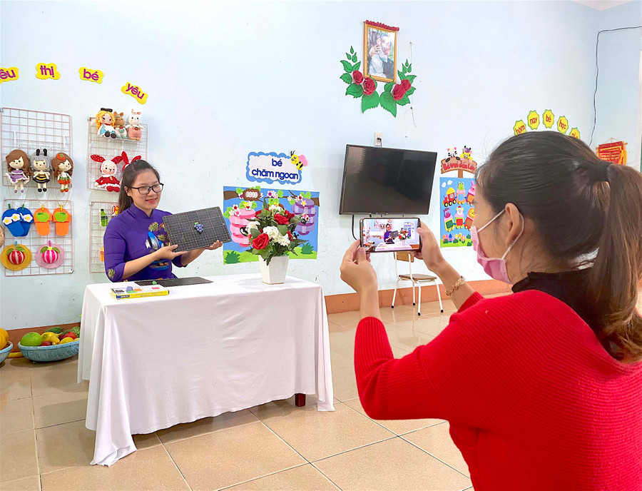 Cô Lê Thị Hiếu-giáo viên Trường Mầm non Hoa Hồng (phường Hội Thương, TP. Pleiku) cùng đồng nghiệp thực hiện video clip hướng dẫn trẻ tạo hình bằng đất nặn. Ảnh: Mộc Trà