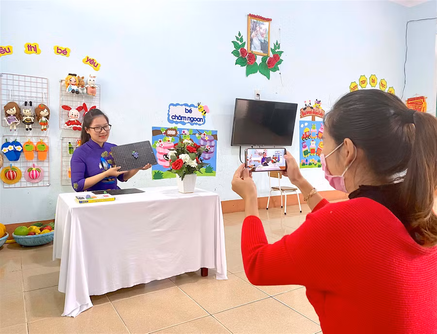 Cô Lê Thị Hiếu-giáo viên Trường Mầm non Hoa Hồng (phường Hội Thương, TP. Pleiku) cùng đồng nghiệp thực hiện video clip hướng dẫn trẻ tạo hình bằng đất nặn. Ảnh: Mộc Trà