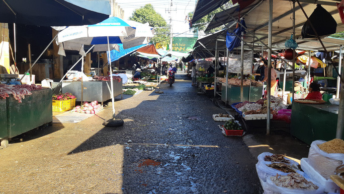 Chợ vắng người mua