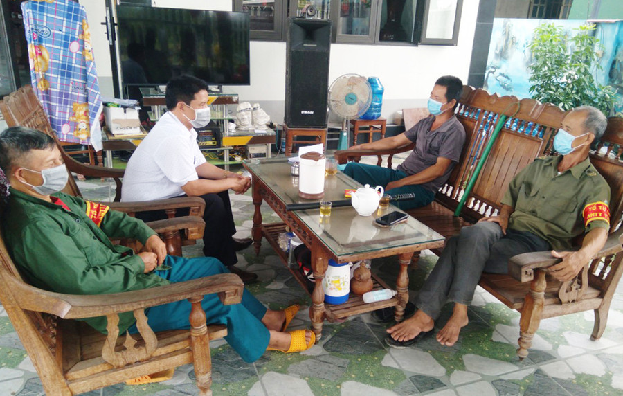  Các thành viên Tổ tự quản thôn An Bình (xã Uar, huyện Krông Pa) triển khai nhiệm vụ đảm bảo an ninh trật tự trong thôn. Ảnh: Nguyễn Chi