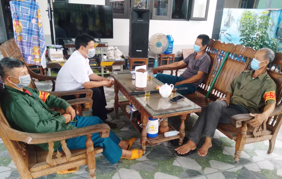  Các thành viên Tổ tự quản thôn An Bình (xã Uar, huyện Krông Pa) triển khai nhiệm vụ đảm bảo an ninh trật tự trong thôn. Ảnh: Nguyễn Chi