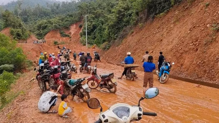  Đường lên xã An Vinh bị sạt lở. Ảnh: Xã đoàn an vinh