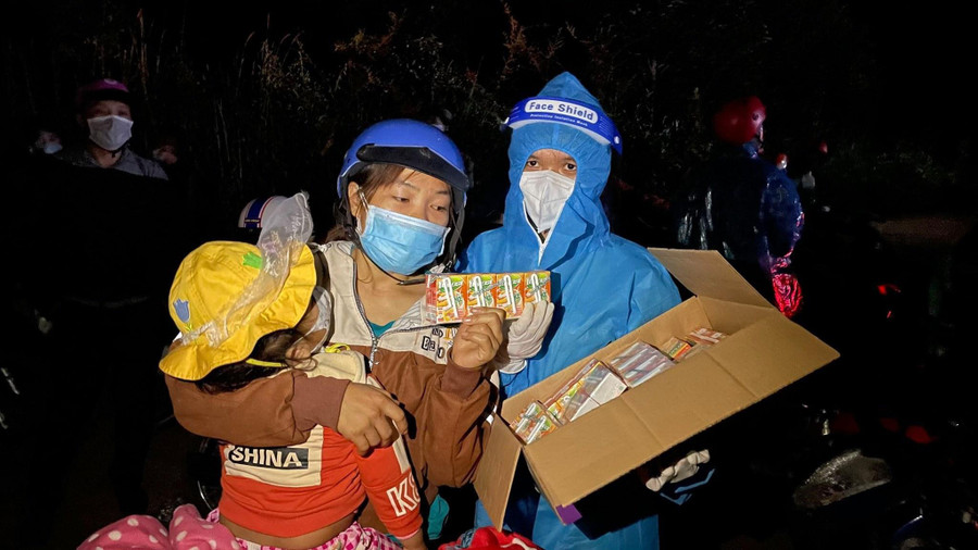 Bao nhiêu người dân đến chốt là bấy nhiêu phần quà và tình cảm được gửi trao. Ảnh: Đức Nhật  Bao nhiêu người dân đến chốt là bấy nhiêu phần quà và tình cảm được gửi trao. Ảnh: Đức Nhật