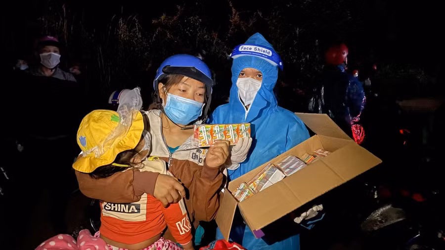  Bao nhiêu người dân đến chốt là bấy nhiêu phần quà và tình cảm được gửi trao. Ảnh: Đức Nhật