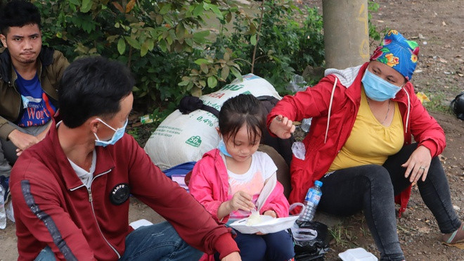 Anh Vừ A Trạm cùng vợ con đã trải qua gần 3 giờ đồng hồ đi bộ, đến khi có sự hỗ trợ của đội phản ứng nhanh H.Phú Giáo. Ảnh: Hoàng Giáp 