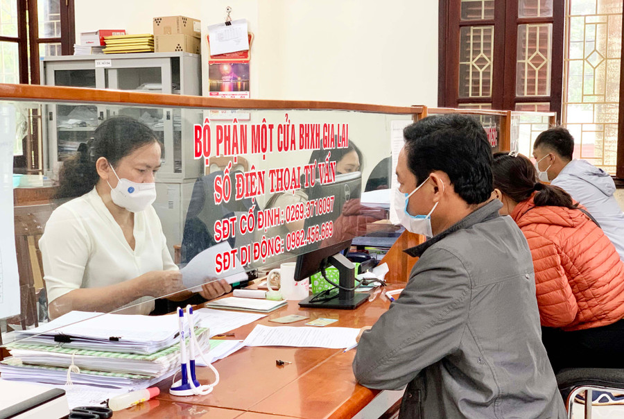 Người lao động nộp hồ sơ hỗ trợ theo Nghị quyết 116/NQ-CP tại Bảo hiểm Xã hội tỉnh Gia Lai. Ảnh: Như Nguyện