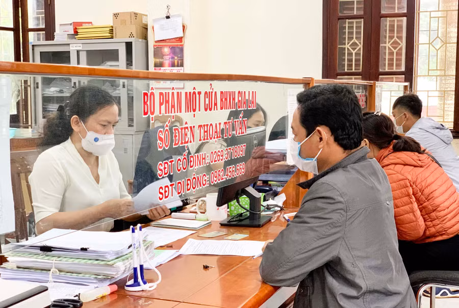 Người lao động nộp hồ sơ hỗ trợ theo Nghị quyết 116/NQ-CP tại Bảo hiểm Xã hội tỉnh Gia Lai. Ảnh: Như Nguyện