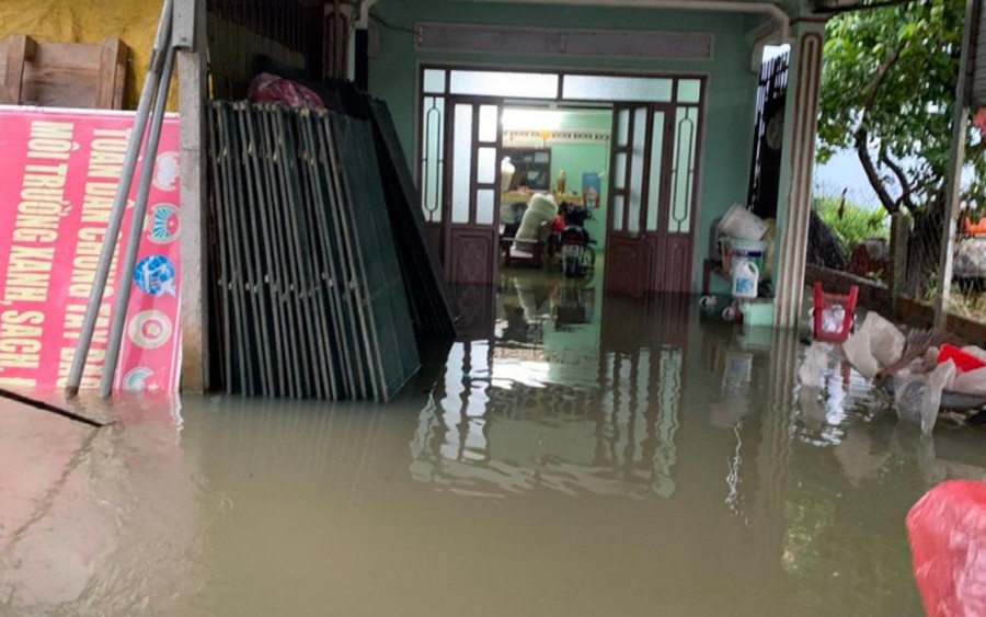 Nước lũ làm ngập nhà dân ở xã Tịnh Hiệp, H.Sơn Tịnh (Quảng Ngãi). Ảnh: Hải Phong