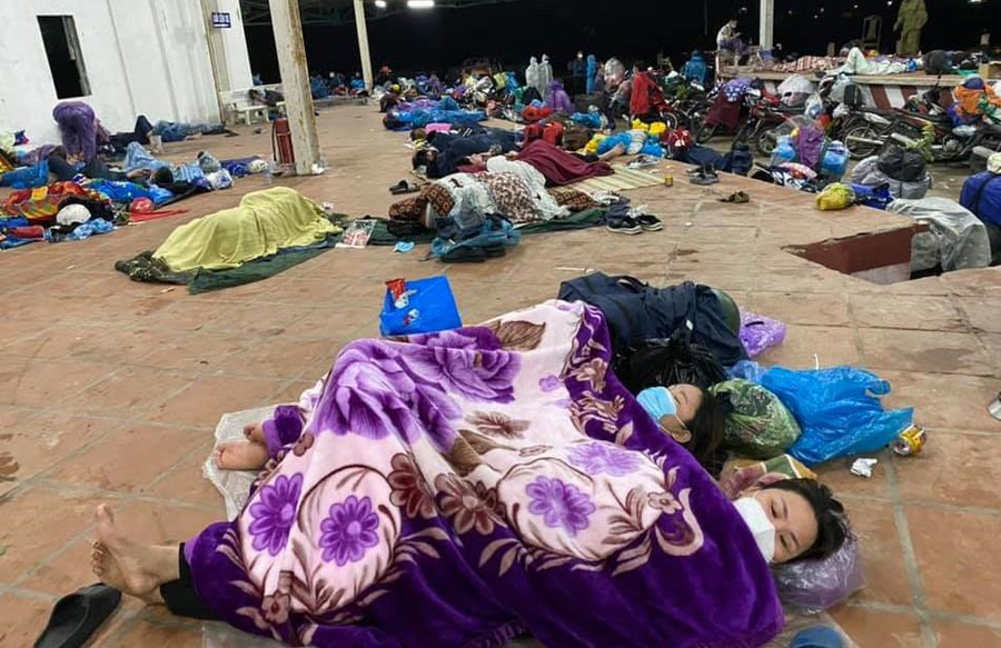 Bà con tranh thủ chợp mắt để đi tiếp. Ảnh: Nhóm tình nguyện