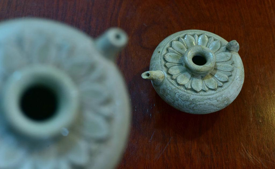  Thủy trì men ngọc thời Lý với dải sen kép trang trí nổi bật. Ảnh: Phong An