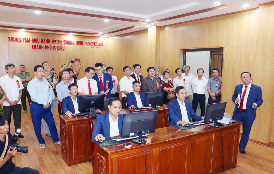 Các đại biểu tham quan Trung tâm Điều hành đô thị thông minh TP. Pleiku (ảnh chụp ngày 19-4). Ảnh: Quang Tấn