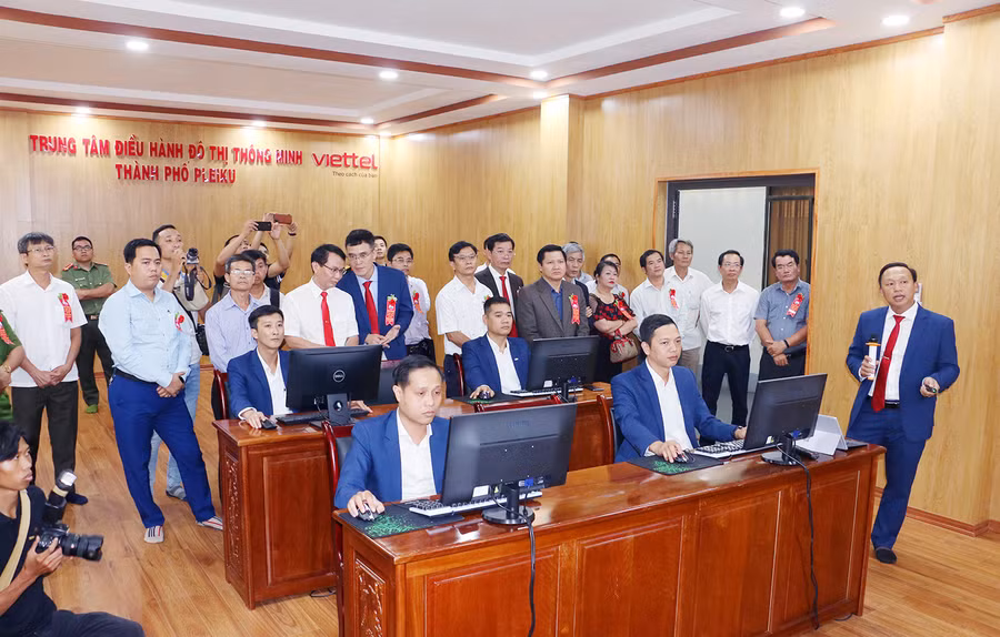 Các đại biểu tham quan Trung tâm Điều hành đô thị thông minh TP. Pleiku (ảnh chụp ngày 19-4). Ảnh: Quang Tấn