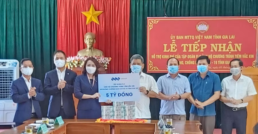 Đại diện lãnh đạo tỉnh Gia Lai tiếp nhận 5 tỷ đồng ủng hộ Quỹ vắc-xin và công tác phòng chống dịch, bệnh Covid-19 của Tập đoàn FLC. Ảnh: Ngọc Anh