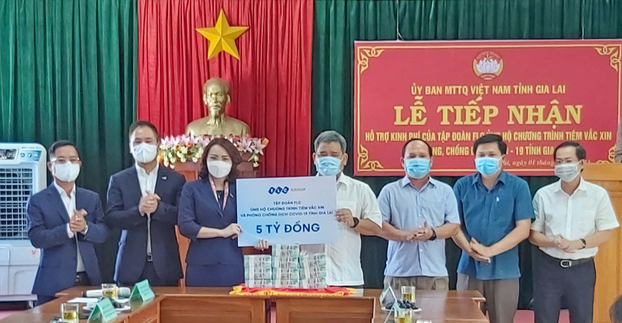 Đại diện lãnh đạo tỉnh Gia Lai tiếp nhận 5 tỷ đồng ủng hộ Quỹ vắc-xin và công tác phòng chống dịch, bệnh Covid-19 của Tập đoàn FLC. Ảnh: Ngọc Anh