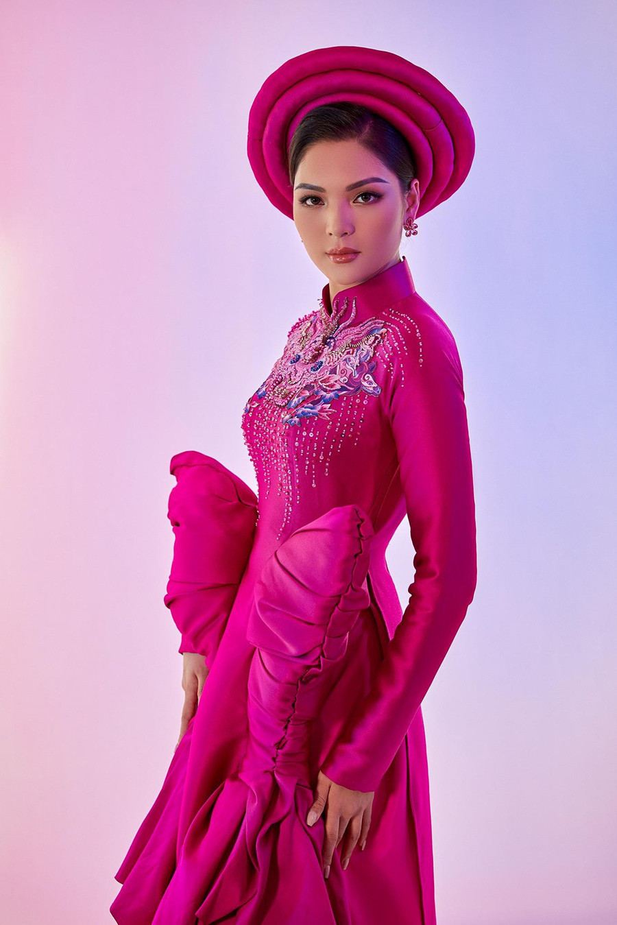 Miss Earth Vietnam 2021 Vân Anh đẹp dịu dàng trong thiết kế áo dài của nhà thiết kế Vũ Lan Anh, thương hiệu La Sen Vũ. Ảnh: Nguyễn Long