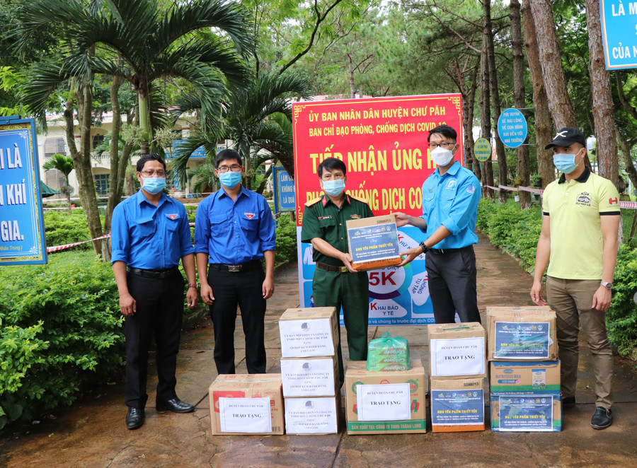 Anh Siu Rơma Sarry (bìa trái)-Chủ tịch Hội LHTN Việt Nam Công ty TNHH một thành viên Cao su Chư Păh tham gia tặng vật dụng y tế cho các khu cách ly phòng-chống dịch Covid-19. Ảnh: Thủy Bình