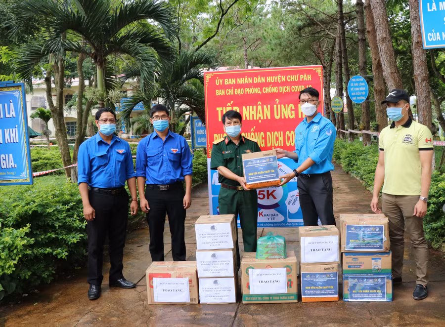 Anh Siu Rơma Sarry (bìa trái)-Chủ tịch Hội LHTN Việt Nam Công ty TNHH một thành viên Cao su Chư Păh tham gia tặng vật dụng y tế cho các khu cách ly phòng-chống dịch Covid-19. Ảnh: Thủy Bình