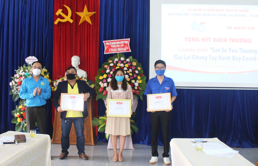 Ủy ban Hội LHTN Việt Nam tỉnh tặng bằng khen cho các cá nhân, tập thể có thành tích xuất sắc trong chương trình San sẻ yêu thương-Gia Lai chung tay đánh bay Covid-19. Ảnh: Phan Lài