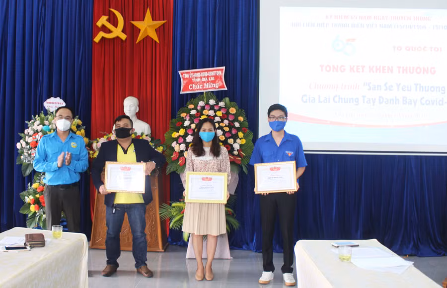 Ủy ban Hội LHTN Việt Nam tỉnh tặng bằng khen cho các cá nhân, tập thể có thành tích xuất sắc trong chương trình San sẻ yêu thương-Gia Lai chung tay đánh bay Covid-19. Ảnh: Phan Lài