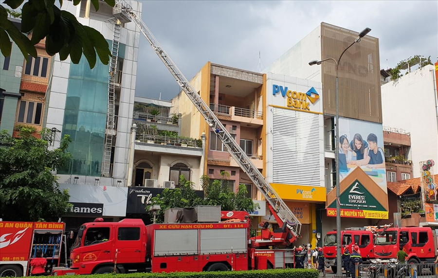 Cảnh sát PCCC dùng xe thang khống chế vụ hỏa hoạn. Ảnh: T.N Cảnh sát PCCC dùng xe thang khống chế vụ hỏa hoạn. Ảnh: T.N
