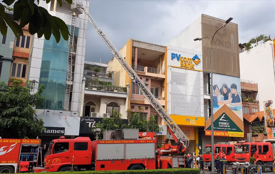 Cảnh sát PCCC dùng xe thang khống chế vụ hỏa hoạn. Ảnh: T.N