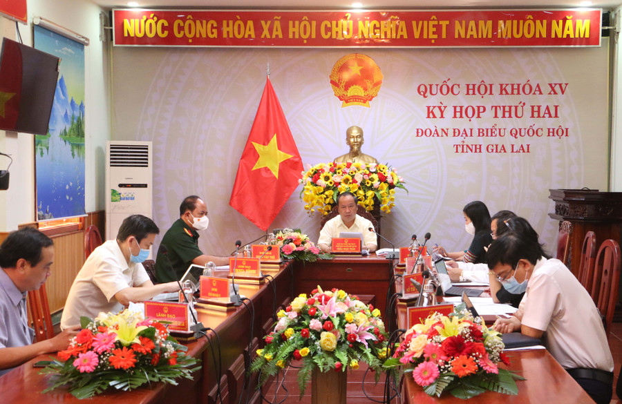 Quang cảnh buổi thảo luận tổ của Đoàn đại biểu Quốc hội tỉnh Gia Lai trong phiên họp ngày thứ 2. Ảnh: Quang Tấn