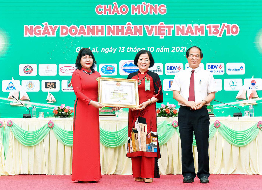  Chủ tịch UBND tỉnh Võ Ngọc Thành tặng bằng khen cho Hiệp hội Doanh nghiệp tỉnh. Ảnh: Đức Thụy