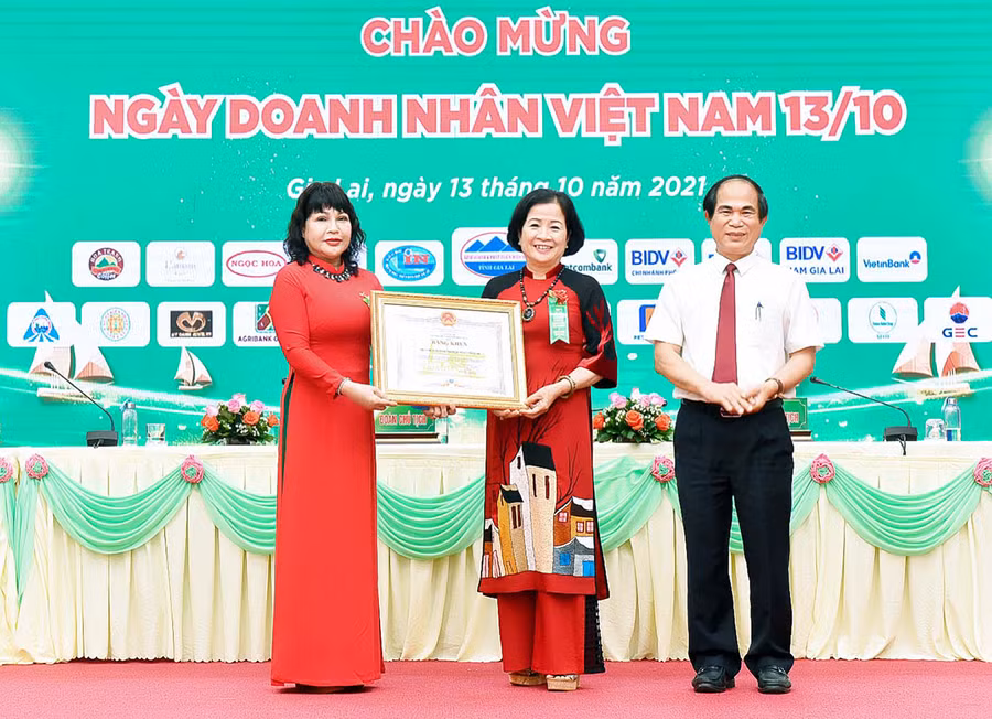  Chủ tịch UBND tỉnh Võ Ngọc Thành tặng bằng khen cho Hiệp hội Doanh nghiệp tỉnh. Ảnh: Đức Thụy