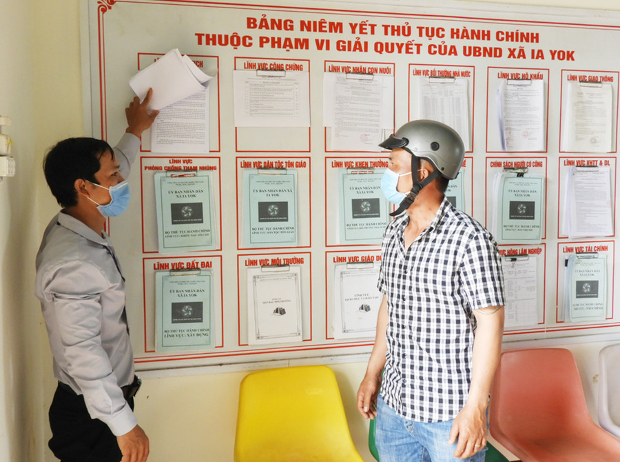  Công chức xã Ia Yok (huyện Ia Grai) hướng dẫn thủ tục hành chính cho người dân. Ảnh: Thanh Nhật
