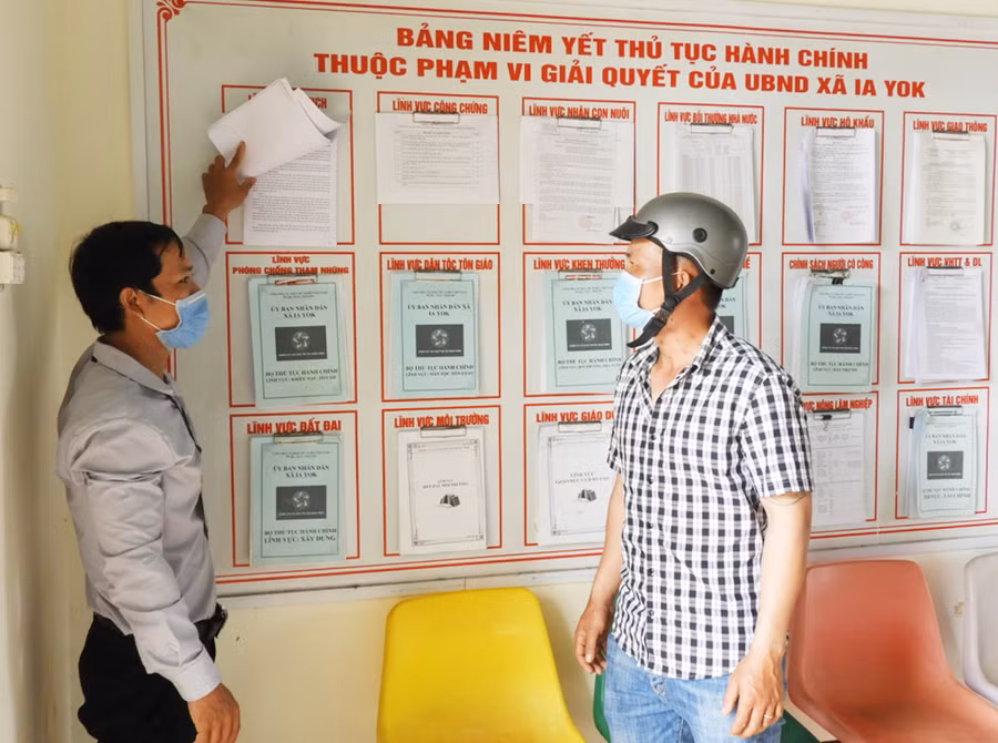  Công chức xã Ia Yok (huyện Ia Grai) hướng dẫn thủ tục hành chính cho người dân. Ảnh: Thanh Nhật