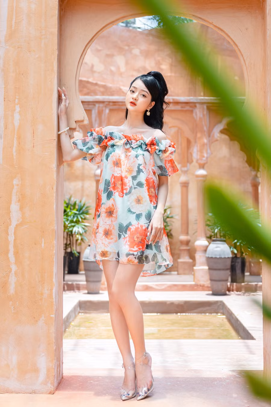 Thiết kế váy trễ vai họa tiết hoa to dáng ngắn mix cùng sandals vừa giúp nàng khoe đôi chân dài nuột nà mà còn giữ được nét yêu kiều và sexy hơn gấp bội.