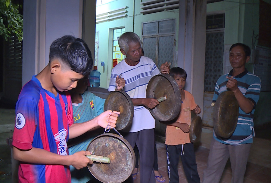 Các nghệ nhân dạy cồng chiêng cho thanh thiếu nhi. Ảnh: Minh Châu