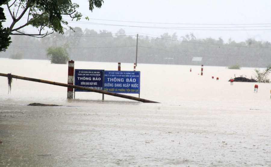 Nhiều tuyến đường vào khu dân cư xã Tam Đàn (H.Phú Ninh, Quảng Nam) ngập sâu. Ảnh: Mạnh Cường Nhiều tuyến đường vào khu dân cư xã Tam Đàn (H.Phú Ninh, Quảng Nam) ngập sâu. Ảnh: Mạnh Cường