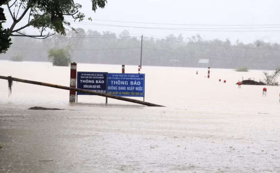  Nhiều tuyến đường vào khu dân cư xã Tam Đàn (H.Phú Ninh, Quảng Nam) ngập sâu. Ảnh: Mạnh Cường 