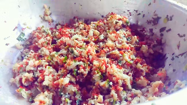 Gỏi kiến vàng có vị ngọt của cá, vị chua của kiến, vị béo ngậy của trứng kiến