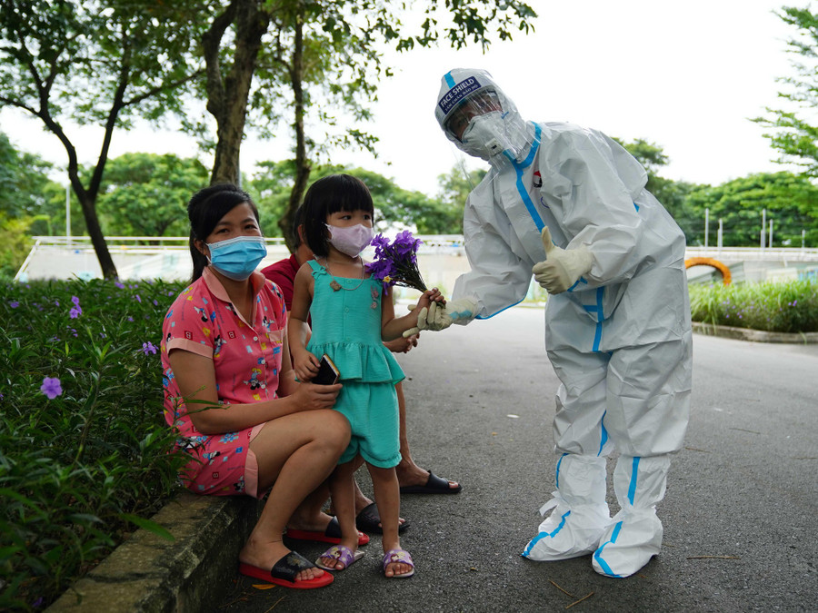 Gia đình bệnh nhân hái hoa ven đường trong khuôn viên khu điều trị, tặng nữ bác sĩ nhân ngày 20.10