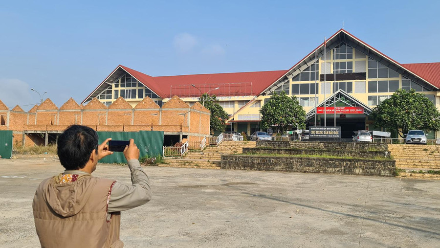 Dãy ki ốt xây dựng sai phép ngay mặt tiền chợ Bảo Lộc. Ảnh: Lâm Viên Dãy ki ốt xây dựng sai phép ngay mặt tiền chợ Bảo Lộc. Ảnh: Lâm Đồng