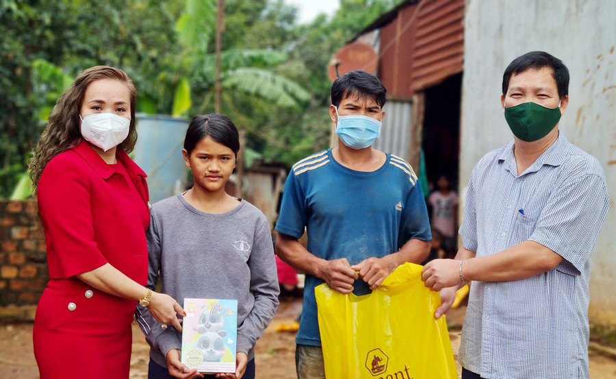 Công ty TNHH Vĩnh Hiệp phối hợp với UBND phường Thắng Lợi (TP. Pleiku) tặng quà cho người nghèo và học sinh khó khăn bị ảnh hưởng bởi dịch Covid-19: Ảnh: Phan Lài