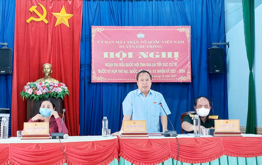  Phó Bí thư Thường trực Tỉnh ủy, Trưởng đoàn đại biểu Quốc hội tỉnh Châu Ngọc Tuấn phát biểu tại buổi tiếp xúc cử tri huyện Chư Prông trước kỳ họp thứ 2 Quốc hội khóa XV. Ảnh: Vĩnh Hoàng