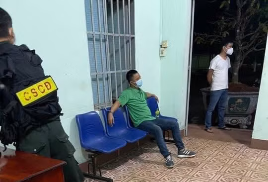 Đối tượng Bắc (áo xanh, ở giữa) bị bắt giữ