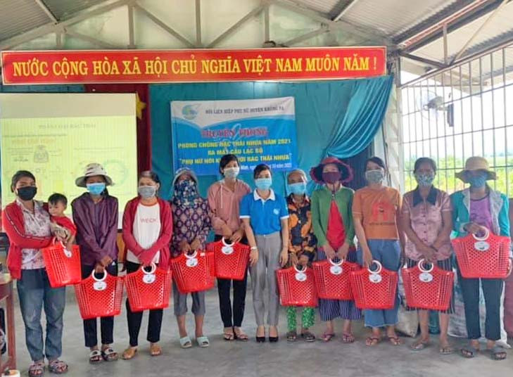 Hội Liên hiệp phụ nữ huyện Krông Pa tặng giỏ nhựa đi chợ cho các thành viên Câu lạc bộ Phụ nữ nói không với rác thải nhựa tại buôn Dù. Ảnh: Vũ Chi