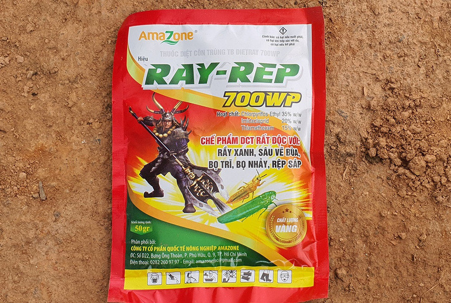 Mặt trước bao bì gói thuốc diệt côn trùng nông dân dùng sử dụng cho hoa cúc. Ảnh: Gia Bình