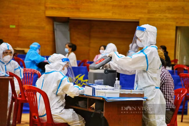 Điểm tiêm chủng tại cung thể thao Tiên Sơn, Đà Nẵng. Ảnh: D.B