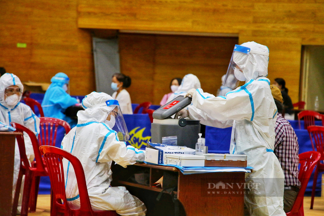 Điểm tiêm chủng tại cung thể thao Tiên Sơn, Đà Nẵng. Ảnh: D.B