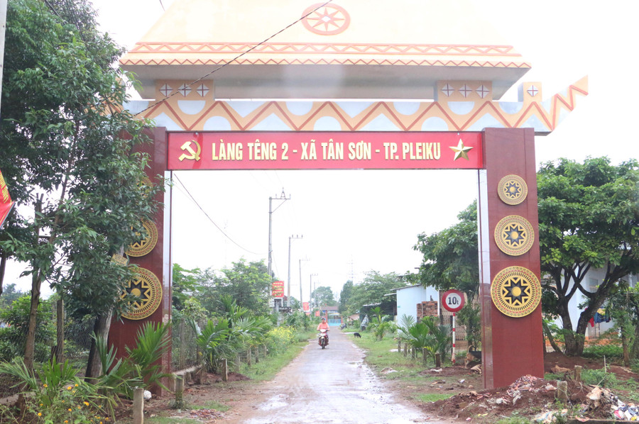 Mô hình hàng rào xanh mang lại diện mạo mới cho làng Tiêng 2 (xã Tân Sơn, TP. Pleiku). Ảnh: Quang Tấn Mô hình hàng rào xanh mang lại diện mạo mới cho làng Tiêng 2